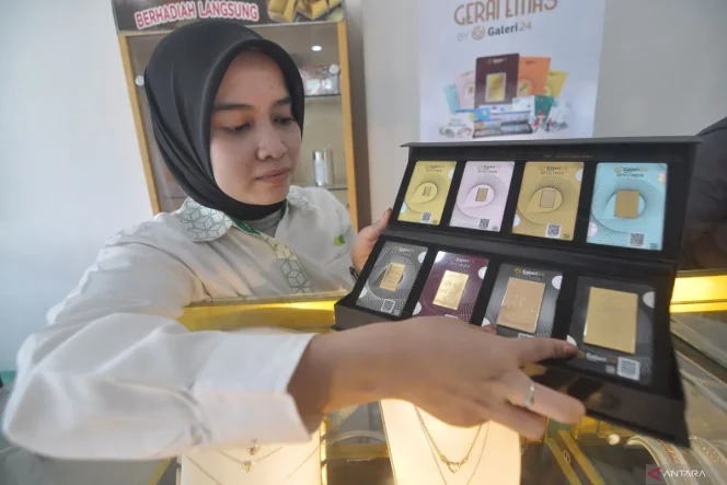 
 Pegawai menata kepingan emas yang dijual di Kantor Pegadaian, Kota Bengkulu, Provinsi Bengkulu, Rabu (9/4/2025). ANTARA FOTO/Muhammad Izfaldi/tom.