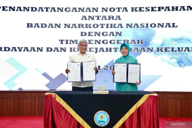 
 Ketua Umum TP PKK Tri Tito Karnavian menandatangani Nota Kesepahaman dengan Kepala BNN Komisaris Jenderal Polisi Marthinus Hukom di Ruang Rapat Kantor BNN, Jakarta, Rabu (21/5/20225). (ANTARA/HO-Puspen Kementerian Dalam Negeri)