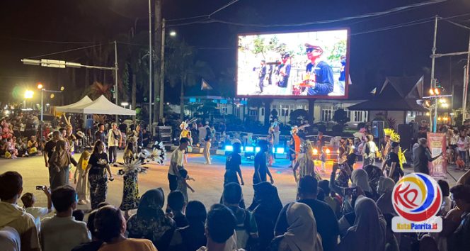 
 Budaya lokal kembali mendapat panggung besar melalui gelaran “Malam Rekat Budaya” yang dilaksanakan di Taman Tanjong Tenggarong, Sabtu (17/5/2025) malam. (Indirwan/KutaiPanrita.id)