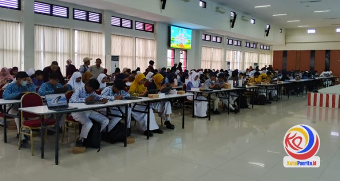 
 Antusias para peserta lomba desain grafis tingkat SMP se-Kutai Kartanegara yang digelar oleh Disdikbud Kukar, dalam rangka memeriah Hardiknas 2025. (Indirwan/KutaiPanrita.id)