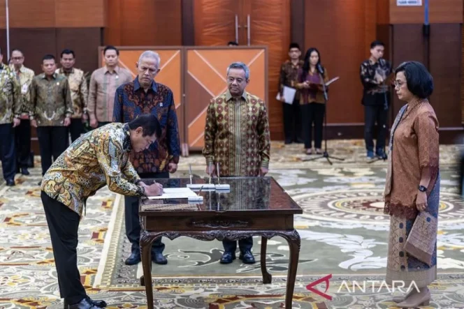 
 Menteri Keuangan Sri Mulyani (kanan) didampingi Wakil Menteri Keuangan Anggito Abimanyu (kedua kiri) dan Suahasil Nazara (kedua kanan) menyaksikan Direktur Jenderal Bea Cukai Djaka Budi Utama (kiri) saat menandatangani berkas memori serah terima jabatan pada pelantikan pejabat eselon I Kementerian Keuangan di Aula Mezanine Kementerian Keuangan, Jakarta, Jumat (23/5/2025). ANTARA FOTO/Bayu Pratama S/nym/pri.