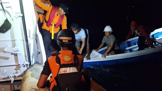 
 Basarnas Balikpapan Evakuasi Tiga Pemancing Yang Terapung Akibat Kapal Mati Mesin