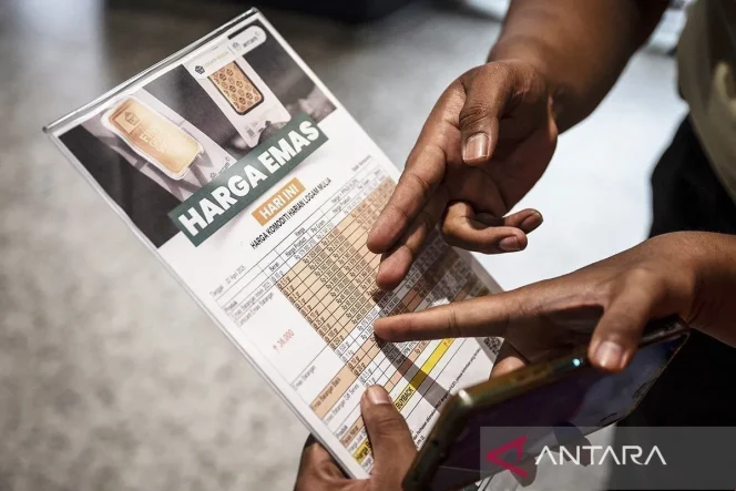 
 Arsip foto - Warga melihat informasi harga emas Antam di Butik Emas Logam Mulia Antam kompleks DP Mall, Semarang, Jawa Tengah, Selasa (22/4/2025). ANTARA FOTO/Aprillio Akbar/rwa/aa.