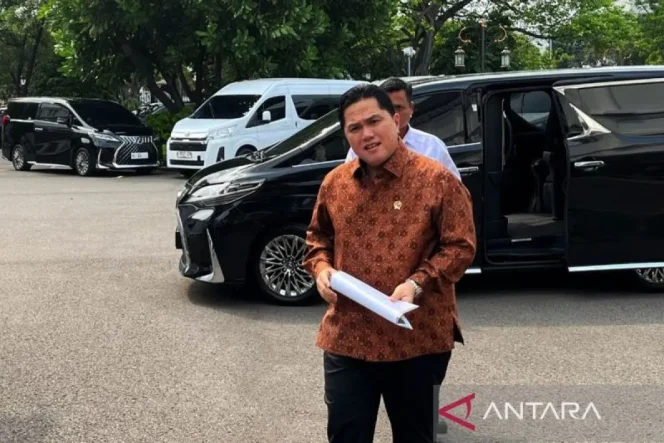 
 Menteri Badan Usaha Milik Negara (BUMN) Erick Thohir saat tiba di kompleks Istana Kepresidenan untuk memenuhi undangan rapat terbatas bersama Presiden Prabowo Subianto membahas kebijakan insentif ekonomi, Jakarta, Senin (2/6/2025). ANTARA/Andi Firdaus/am.