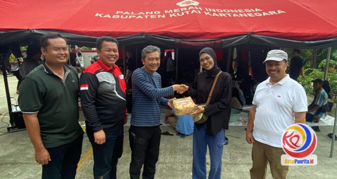 
 Ketua PWI Kukar Bambang Irawan didampangi Ketua PMI Kukar Ismed dan Plt. Kepala Diskominfo Kukar Solihin serta Sekretaris PWI Kukar Andi Wibowo menyerahkan daging kurba kepada salah seorang jurnalis di Tenggarong. (Fairuz/KutaiPanrita.id)