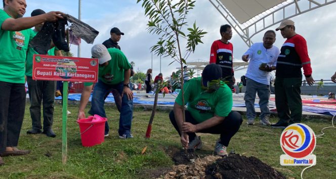 
 Aksi penanaman pohon oleh Bupati Kutai Kartanegara Edi Damansyah di kawasan Taman Tanjong Tenggarong, dalam rangka Hari Lingkungan Hidup Sedunia Tahun 2025. (Alfina/Fairuz/KutaiPanrita.id/Juni/2025)