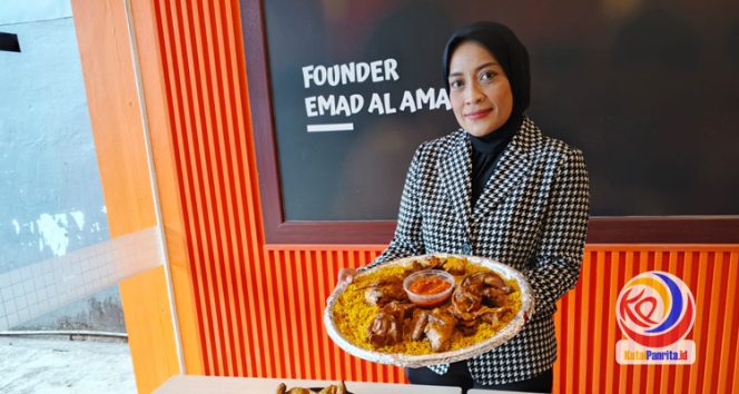 
 Marketing Manager Emado’s, Irani Yusita, memperkenalkan menu khas Timur Tengah di restoran Emado’s di Samarinda. (Indirwan/Fairuz/KutaiPanrita.id/12/06/2025)