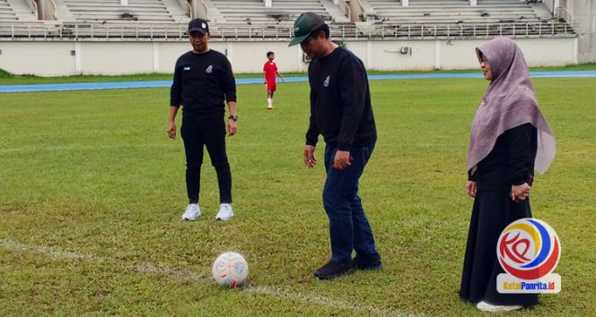 
 Plt. Sekretaris Disdikbud Kukar, Joko Sampurno, didampangi Plt. Kepala Bidang Pendidikan SMP, Emi Rosana Saleh dan Panitia GSI 2025, saat melakukan kick off penenadangan bola sebagai pembuka laga sepak bola. (Indirwan/Fairuz/KutaiPanrita.id)