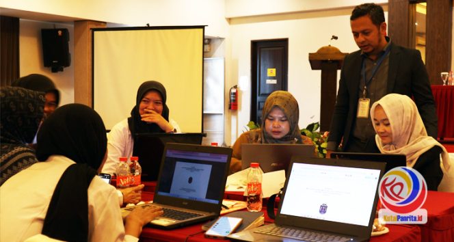 
 Peserta workshop penyusunan modul pembelajaran bahasa daerah bagi guru SD tahun 2025, saat menerima bimbingan dari narasumber Balai Bahasa Provinsi Kaltim, dan kegiatan ini diselenggarakan oleh Disdikbud Kukar di hotel Grand Fatma Tenggarong, selama dua hari. (Fairuz/KutaiPanrita.id)