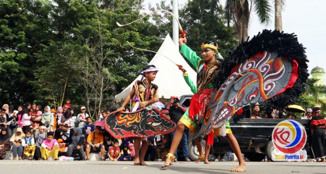 
 Salah satu penampilan delegasi kesenian dari paguyuban IKAPAKARTI Kutai Kartanegara, dalam kirab budaya pada gelaran Kukar Festival Budaya Nusantara 2025. (Fairuz/KutaiPanrita.id)