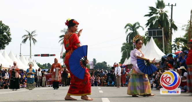 
 Salah satu penampilan delegasi kesenian dari KKSS Kutai Kartanegara, dalam kirab budaya pada gelaran Kukar Festival Budaya Nusantara 2025. (Fairuz/KutaiPanrita.id)