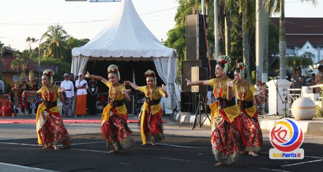 
 Salah satu penampilan dari Sanggar Gandes Pamantes Jawa Barat, dengan Tari Jaipong Geboi, dalam pentas seni street performance, pada rangkaian Kukar Festival Budaya Nusantara 2025. (Fairuz/KutaiKartanegara/KutaiPanrita.id)