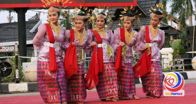 
 Penampilan delegasi kesenian Rumah Karya Mekongga Art, Kendari, Sulawesi Tenggara, pada pertunjukan jalanan atau street performance, dalam rangka memeriahkan Kukar Festival Budaya Nusantara. (Fairuz/KutaiPanrita.id)
