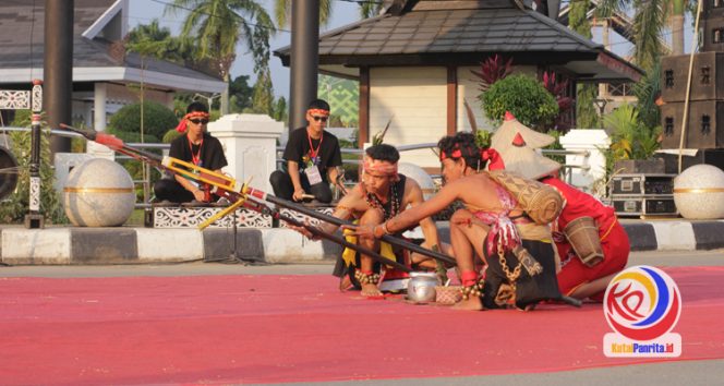 
 penampilan delegasi kesenian Sanggar Padagi Raya, Kabupaten Landak, Kalimantan Barat, pada pertunjukan jalanan atau street performance, dalam rangka memeriahkan Kukar Festival Budaya Nusantara 2025. (Fairuz/KutaiPanrita.id) 