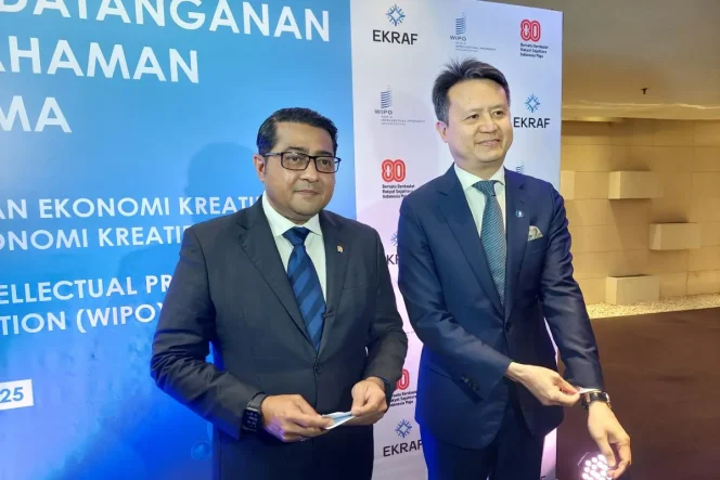 
 Menteri Ekonomi Kreatif Teuku Riefky Harsya (kiri) usai penandatanganan Nota Kesepahaman (MoU) bersama Direktur Jenderal WIPO, Daren Tang (kanan) yang diselenggarakan di Jakarta, Selasa (12/8/2025). ANTARA/Adimas Raditya