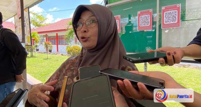 
 Plt. Kepala Bidang SMP Dinas Pendidikan dan Kebudayaan Kabupaten Kutai Kartanegara, Emi Rosana Saleh, saat memberikan keterangan terkait penguatan budaya literasi di sekolah-sekolah, mulai dari tingkat dasar hingga menengah pertama. (Indirwan/Fairuz/KutaiPanrita.id)