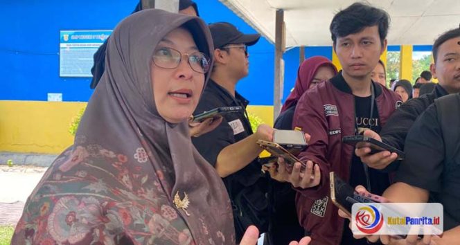 
 Plt. Kepala Bidang SMP Dinas Pendidikan dan Kebudayaan Kutai Kartanegara, Emi Rosana Saleh, saat memberikan keterangan persnya terkait Kabupaten Kutai Kartanegara akan menerima penghargaan sebagai distrik digital reference pertama di Indonesia. (Indirwan/Fairuz/KutaiPanrita.id)