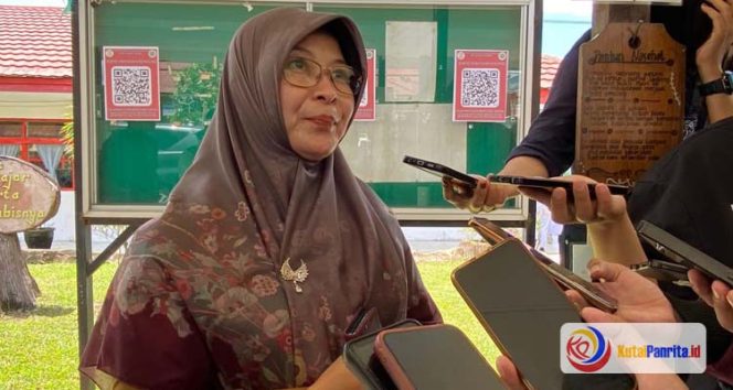 
 Plt. Kepala Bidang SMP Dinas Pendidikan dan Kebudayan Kutai Kartanegara, Emi Rosana Saleh, saat memberikan keterangan terkait peguatan infrastruktur digital dukung kerja sama pendidikan internasional. (Indirwan/Fairuz/KutaiPanrita.id)