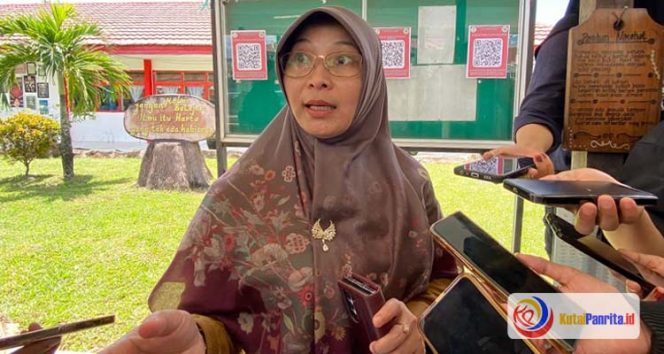 
 Plt. Kepala Bidang SMP Dinas Pendidikan dan Kebudayan Kutai Kartanegara, Emi Rosana Saleh, saat memberikan keterangan bahwa guru adalah kunci utama keberhasilan penerapan pembelajaran digital, dan guru harus punya kemampuan untuk memanfaatkan teknologi secara kreatif serta efektif. (Indirwan/Fairuz/KutaiPanrita.id)