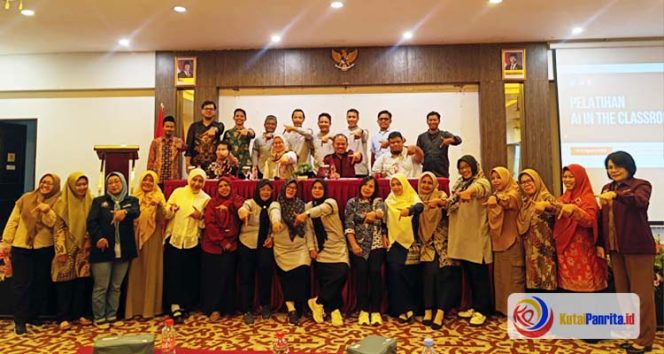 
 Seluruh peserta pelatihan kompetensi digital bagi guru dan tenaga kependidikan, melakukan foto bersama usai pembukaan kegiatan. (Foto: Indirwan/Fairuzzabady/KutaiPanrita.id)