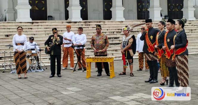 
 Kepala Dinas Dinas Pendidikan dan Kebudayaan Kabupaten Kutai Kartanegara, Thauhid Afrilian Noor, bersama Sultan Kutai Kartanegara Ing Martadipura ke-21, Sultan Aji Muhammad Arifin, dan musisi lokal Kukar serta Duta Budaya, tengah memproduksi klip video lagu ikonik yang akan menjadi bagian penting dari perayaan Erau Adat Kutai (Erau) 2025. (Indirwan/Fairuzzabady/KutaiPanrita.id)