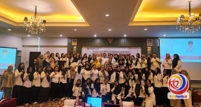 
 Foto bersama peserta Sosialisasi dan Pendampingan Peserta Beasiswa Kukar Idaman Program 1000 Guru Sarjana, yang digelar Dinas Pendidikan dan Kebudayaan (Disdikbud) Kabupaten Kutai Kartanegara. (Indirwan/Fairuzzabady/KutaiPanrita.id)