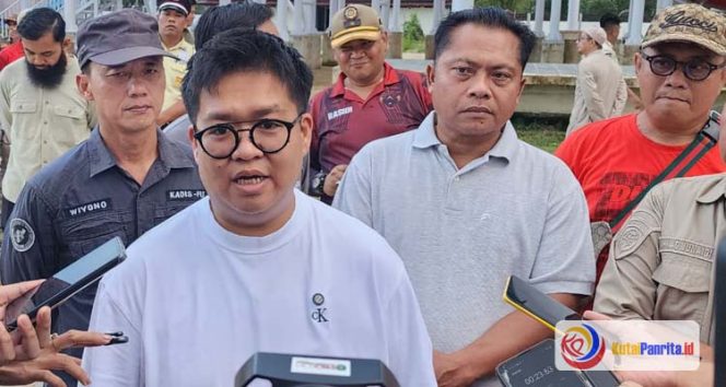 
 Wakil Bupati Kutai Kartanegara (Kukar), Rendi Solihin, memberikan keterangan kepada awak terkait progres pembangunan Waterboom di Pulau Kumala. (M. Fikri Khairi/Fairuzzabady/KutaiPanrita.id)