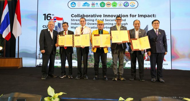 
 Foto bersama Kepala Otorita IKN, Dr. (H.C.) Ir. H. M. Basuki Hadimuljono, M.Sc., Ph.D., bersama perwakilan Council of University Presidents of Thailand (CUPT) dan Conference of Rectors of Indonesian State Universities (CRISU) pada penandatanganan MoU. (Foto. Dok: Humas Otorita IKN)