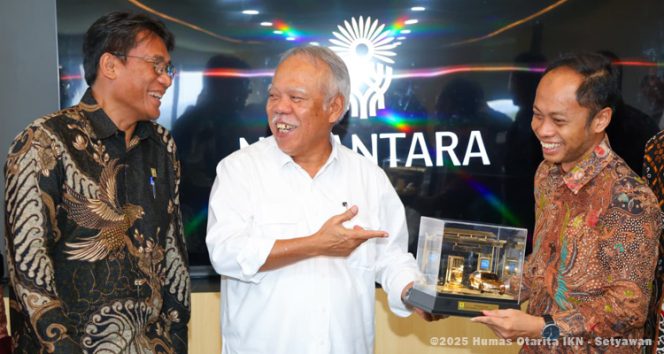
 Kepala Otorita IKN, Basuki Hadimuljono (tengah) bertukar cinderamata dengan General Manager PT PLN UID Kaltimra, Muchammad Chaliq Fadli (kanan). (Foto. Dok: Humas Otorita IKN)