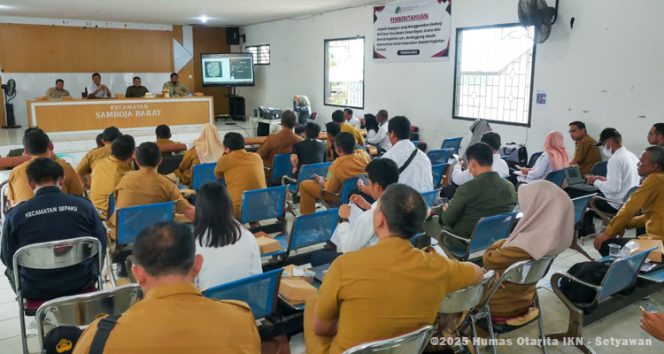 
 Rapat koordinasi penegasan batas wilayah IKN-Balikpapan di Balai Pertemuan Umum Desa Tani Bakti, Kecamatan Samboja Barat, Kabupaten Kutai Kartanegara, pada Selasa (26/8/2025). (Foto. Dok: Humas Otorita IKN)