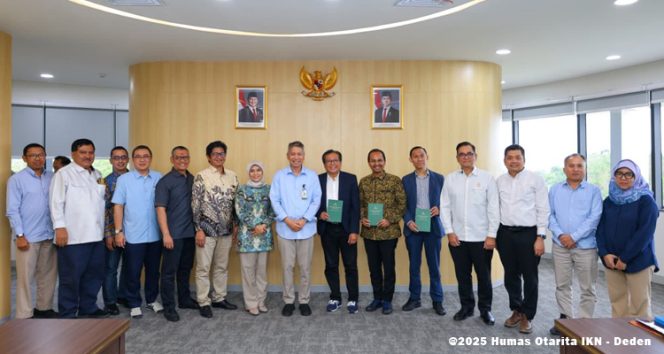 
 Foto bersama antara Duta Besar Luar Biasa dan Berkuasa Penuh Republik Indonesia untuk Republik Kazakhstan merangkap Republik Tajikistan, Dr. Mochammad Fadjroel Rachman, S.E., M.H, Jajaran Petinggi Madya, Staf Khusus Kepala Otorita IKN dan Jajaran Petinggi Pratama. (Foto. Dok: Humas Otorita IKN)