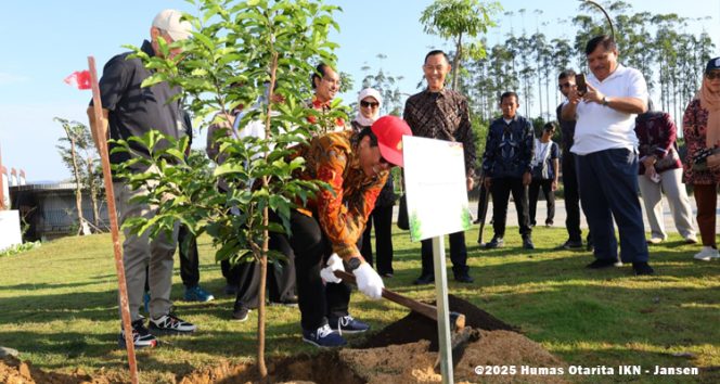 
 Duta Besar Luar Biasa dan Berkuasa Penuh Republik Indonesia untuk Republik Kazakhstan merangkap Republik Tajikistan, Dr. Mochammad Fadjroel Rachman, S.E., M.H, melakukan penanaman pohon di Plaza Bhineka Tunggal Ika KIPP IKN pada Jumat (29/08/2025). (Foto. Dok: Humas Otorita IKN)