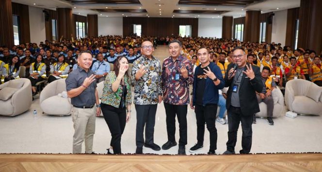 
 Foto bersama, Otorita IKN, BNI, dan BPJS dengan seluruh peserta kegiatan yang tergabung dalam building management.