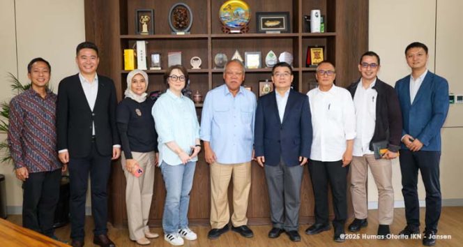 
 Foto bersama antara Kepala Otorita IKN (Basuki Hadimuljono) dan PT Intiland Development Tbk. (Foto. Dok: Humas Otorita IKN)