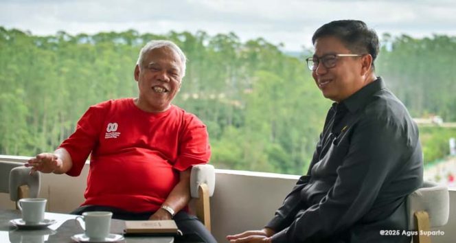 
 Kepala Otorita IKN (Basuki Hadimuljono) dan Wakil Ketua Komnas HAM (Prabowo Wibowo Mukti) berbincang hangat dalam pertemuannya di Kantor Otorita Ibu Kota Nusantara. (Foto. Dok: Humas Otorita IKN)