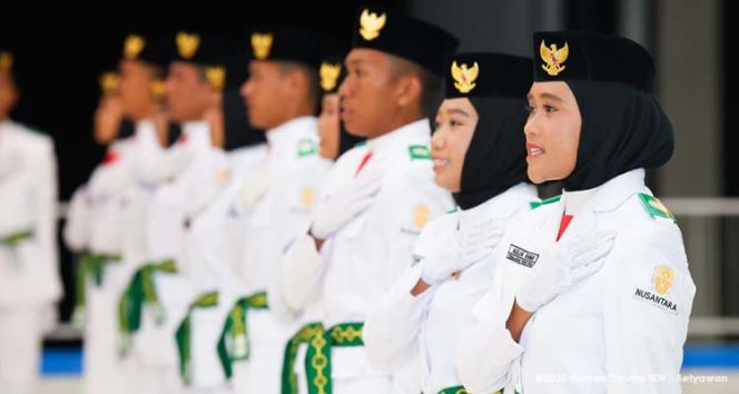 
 Sesi pelaksanaan pengukuhan Paskibraka Ibu Kota Nusantara (IKN) dalam HUT RI ke-80 di Kantor Otorita Ibu Nusantara. Turut serta pula jajaran deputi Otorita IKN beserta pendukung lainnya dan keluarga Paskibraka IKN pada Jumat (15/08/2025). (Foto. Dok: Humas Otorita IKN)