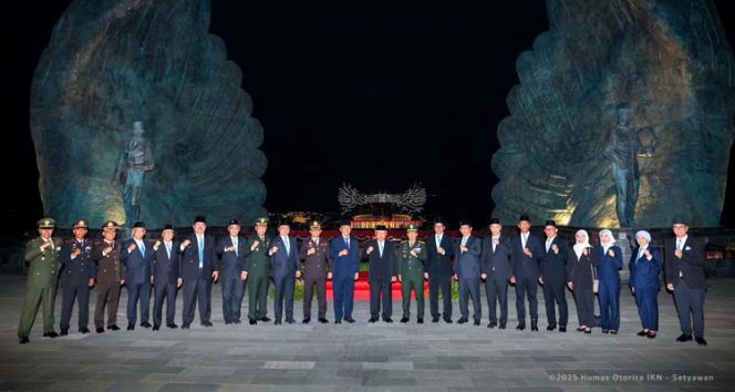
 Kepala Otorita IKN bersama Pimpinan Otorita IKN dan Perwakilan TNI/BIN/Polri di Taman Kusuma Bangsa, Kawasan Inti Pusat Pemerintahan IKN. (Foto. Dok: Humas Otorita IKN)