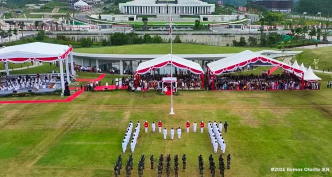 
 Suasana khidmat upacara pengibaran bendera merah putih dalam rangka Hari Kemerdekaan RI ke-80 di Plaza Seremoni KIPP IKN. (Foto. Dok: Humas Otorita IKN)