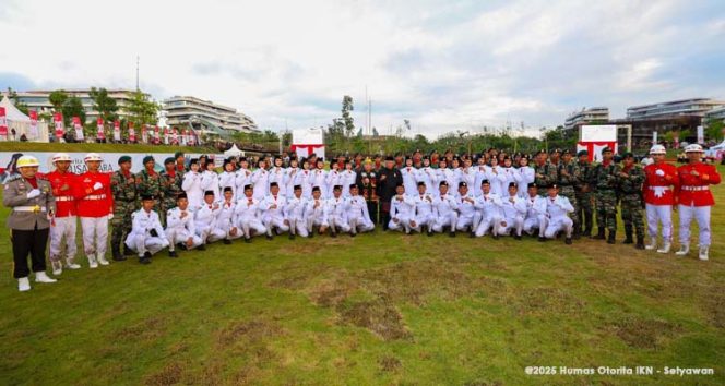 
 Foto bersama antara Kepala Otorita IKN, Dr. (H.C.) Ir. H. M. Basuki Hadimuljono, M.Sc., Ph.D. (kanan tengah), Anggota DPD RI, Dr. Yulianus Henock, S.H.,M.S (kiri tengah) bersama para anggota Paskibraka dan petugas upacara. (Foto. Dok: Humas Otorita IKN)