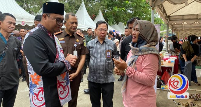 
 Bupati Kutai Kartanegara Aulia Rahman Basri bersama Kepala Kejaksaan Negeri Kukar Tengku Firdaus serta jajaran Forkopimda Kukar, meninjau stand Gerakan Pangan Murah (GPM) yang berlangsung di Taman Creative Park Tenggarong, Kamis (28/8/2025). (Fairuzzabady/KutaiPanrita.id)