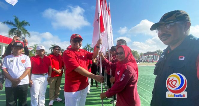 
 Pemkab Kukar Sukses Gelar Gerakan Pembagian 10 Juta Bendera Merah Putih
