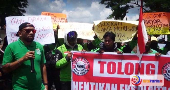 
 Ratusan driver ojek dan taksi online yang tergabung dalam Aliansi Mitra Kaltim Bersatu kembali menggelar aksi damai kedelapan di depan Kantor Gubernur Kalimantan Timur. (Foto: Axel R/Fairuzzabady/KutaiPanrita.id)