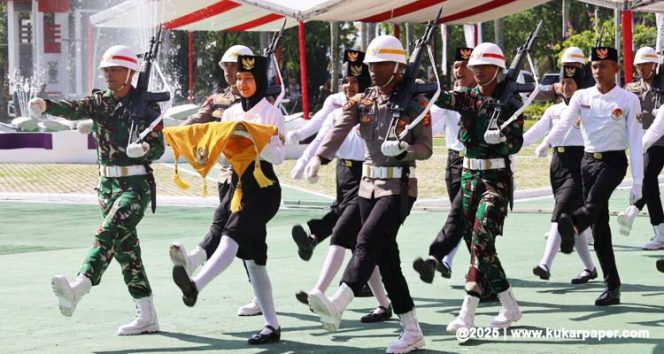 
 Menjelang H-2 peringatan Hari Ulang Tahun (HUT) ke-80 Republik Indonesia, panitia pelaksana bersama Pasukan Pengibar Bendera Pusaka (Paskibraka) Kabupaten Kutai Kartanegara (Kukar) menggelar gladi bersih upacara pengibaran bendera merah putih di halaman Kantor Bupati Kukar. (Foto. Dok: www.kukarpaper.com)