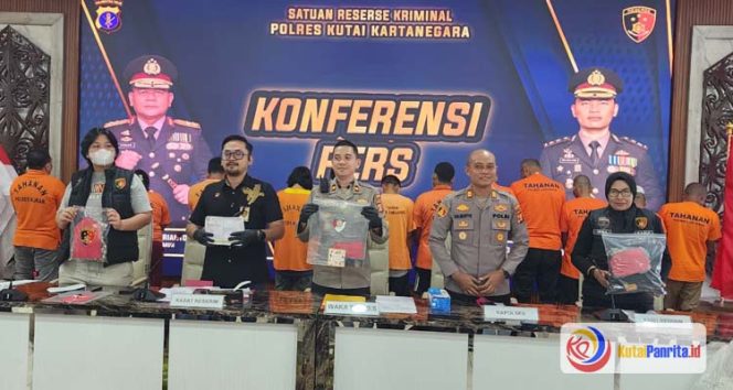
 Polres Kutai Kartanegara berhasil mengungkap sejumlah kasus viral di wilayah hukumnya. Satu di antaranya adalah tindak pidana pelecehan terhadap anak di bawah umur, yang melibatkan seorang pengajar di pondok pesantren. Selain itu, Polres Kukar juga mengungkap kasus pencurian 93 tabung gas, dan sindikat penipuan emas palsu. (M. Fikri Khairi/Fairuzzabady/KutaiPanrita.id)