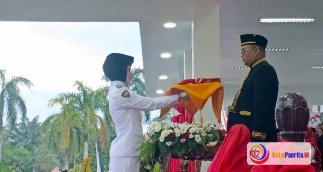 
 Bupati Kutai Kartanegara Aulia Rahman Basri, selaku inspektur upacara menerima duplikat bendera merah putih. (Indirwan/fairuzzabady/Kutaipanrita.id)