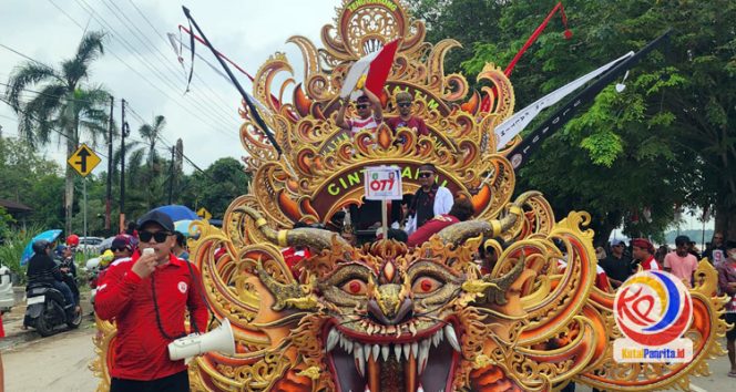 
 Peserta pawai pembangunan dalam rangka HUT RI ke-80 di Kabupaten Kutai Kartanegara yang berasal dari paguyuban Ikatan Keluarga Madura (IKM) Kukar, yang untuk pertama kalinya menampilkan kesenian Ul Daul di Tenggarong. (M. Fikri Khairi/Fairuzzabady/KutaiPanrita.id)
