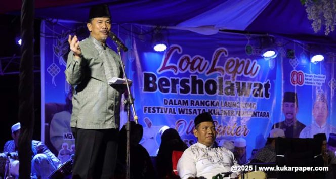 
 Sekretaris Daerah Kabupaten Kutai Kartanegara Sunggono, saat menyampaikan sambutan dan sekaligus meresmikan Kawasan Kuliner Masakan Nusantara pada Festival Wisata Kuliner di Lapangan Sepak Bola Desa Loa Lepu, Kecamatan Tenggarong Seberang. (Foto Dok: www.kukarpaper.com)