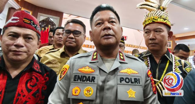 
 Kepala Kepolisian Daerah (Kapolda) Kalimantan Timur (Kaltim), Irjen Pol Endar Priantoro, memberikan keterangan terkait konflik agraria antara masyarakat dengan PT Budi Duta Agro Makmur (BDAM), usai menghadiri audiensi dengan tokoh masyarakat dan tokoh adat di ruang Tribrata Mapolres Kukar, Senin (25/8/2025). (Dilla/Fairuzzabady/KutaiPanrita.id)