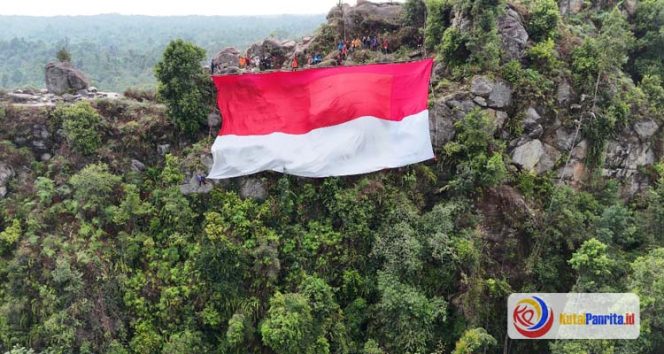 
 Dalam rangka menyemarakkan peringatan Hari Kemerdekaan Republik Indonesia ke-80, komunitas Kolaborasi Pesisir 2025 menggelar pengibaran bendera Merah Putih berukuran 25 x 15 meter serta camping terbuka di objek wisata alam Batu Dinding, Kelurahan Bukit Merdeka, Kecamatan Samboja Barat, Kutai Kartanegara (Kukar), Minggu (17/8/2025). (Foto. Dok: komunitas Kolaborasi Pesisir 2025).