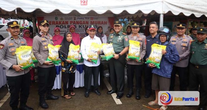 
 Asisten II Setdakab Kukar, Ahyani Fadinanur Diani, bersama Wakapolres Kukar, Kompol M. Aldy Harjasatya dan Dandim 0906 Kukar, Letkol (CZI) Damai Adi Setiawan serta jajaran Forkopimda Kukar, meninjau kegiatan Gerakan Pangan Murah (GPM) di Taman Creative Park Tenggarong. (Foto Dok: Humas Polres Kukar)